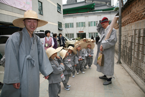 Tiểu Tí hon Hoằng Pháp Tự  -  Sinh hoạt mùa Phật Đản Hàn Quốc