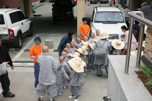 Tiểu Tí hon Hoằng Pháp Tự  -  Sinh hoạt mùa Phật Đản Hàn Quốc