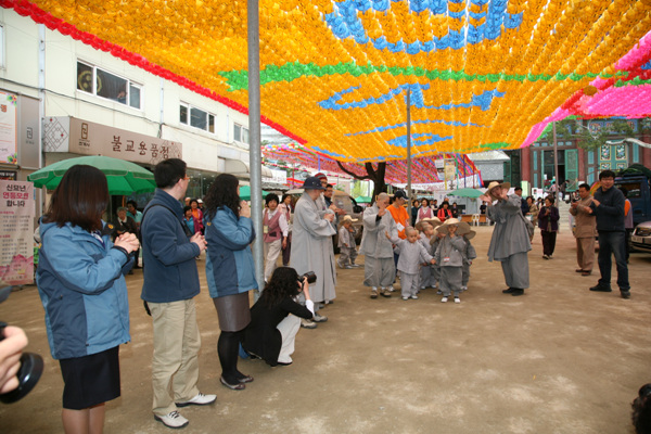 Tiểu Tí hon Hoằng Pháp Tự  -  Sinh hoạt mùa Phật Đản Hàn Quốc