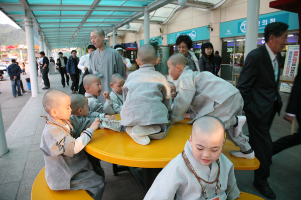 Tiểu Tí hon Hoằng Pháp Tự  -  Sinh hoạt mùa Phật Đản Hàn Quốc