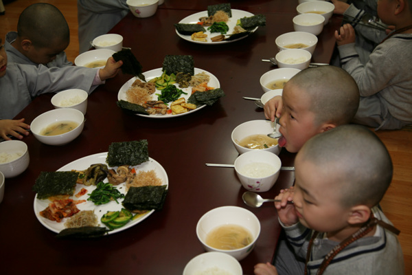 Tiểu Tí hon Hoằng Pháp Tự  -  Sinh hoạt mùa Phật Đản Hàn Quốc