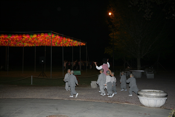 Tiểu Tí hon Hoằng Pháp Tự  -  Sinh hoạt mùa Phật Đản Hàn Quốc