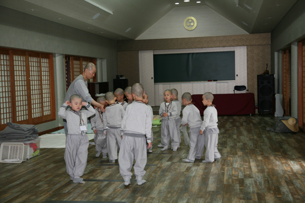 Tiểu Tí hon Hoằng Pháp Tự  -  Sinh hoạt mùa Phật Đản Hàn Quốc