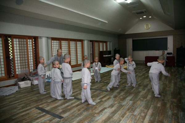 Tiểu Tí hon Hoằng Pháp Tự  -  Sinh hoạt mùa Phật Đản Hàn Quốc