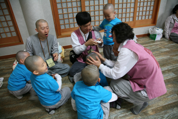 Tiểu Tí hon Hoằng Pháp Tự  -  Sinh hoạt mùa Phật Đản Hàn Quốc