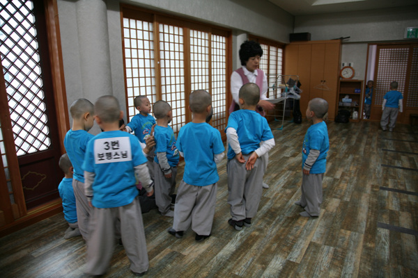 Tiểu Tí hon Hoằng Pháp Tự  -  Sinh hoạt mùa Phật Đản Hàn Quốc