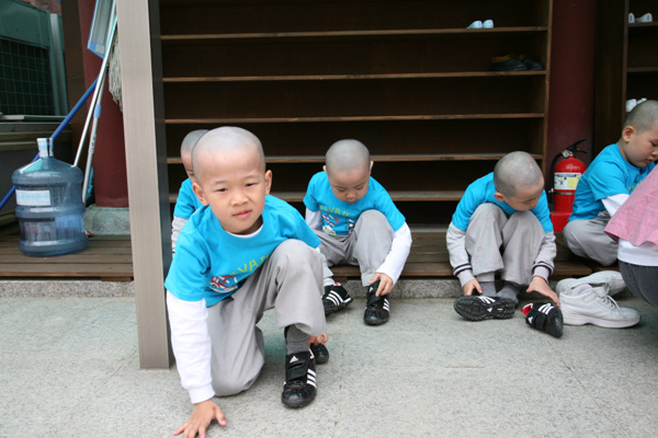 Tiểu Tí hon Hoằng Pháp Tự  -  Sinh hoạt mùa Phật Đản Hàn Quốc