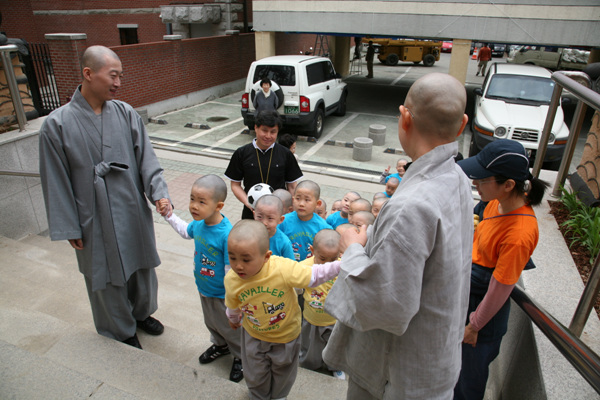 Tiểu Tí hon Hoằng Pháp Tự  -  Sinh hoạt mùa Phật Đản Hàn Quốc