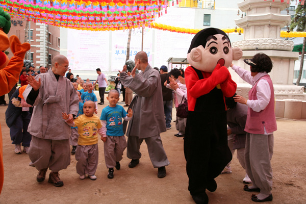 Tiểu Tí hon Hoằng Pháp Tự  -  Sinh hoạt mùa Phật Đản Hàn Quốc