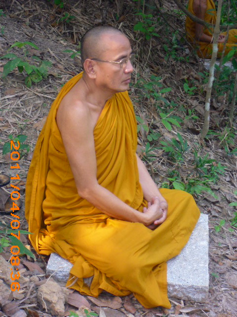 Phóng sự ảnh: Tăng Ni Phật tử thiền viện Phước Sơn tích cực bảo vệ môi trường sinh thái