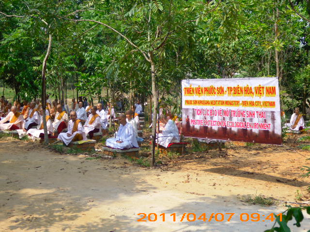 Phóng sự ảnh: Tăng Ni Phật tử thiền viện Phước Sơn tích cực bảo vệ môi trường sinh thái