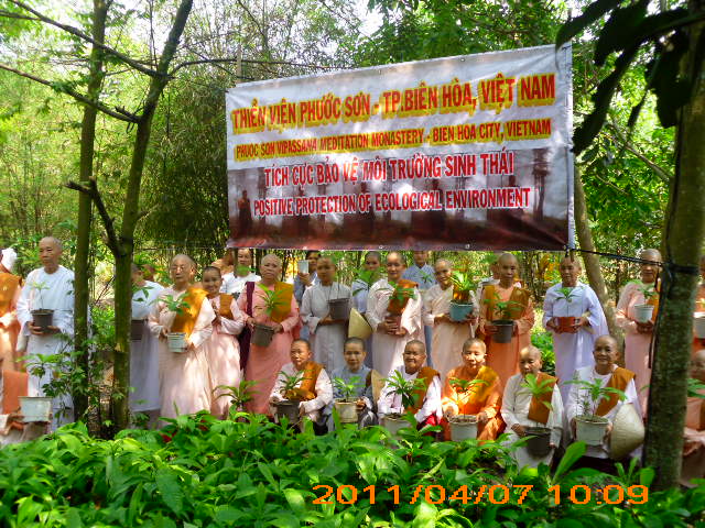 Phóng sự ảnh: Tăng Ni Phật tử thiền viện Phước Sơn tích cực bảo vệ môi trường sinh thái
