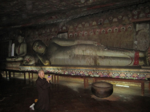 Chùm ảnh hùng vĩ Hang động và Tượng Phật đá ở Sri Lanka