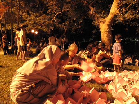 Lễ Thắp sáng 7 hoa sen trên sông Hương