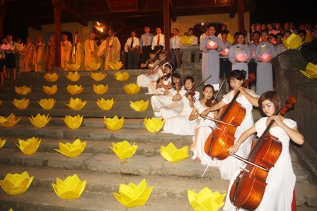 Lễ Thắp sáng 7 hoa sen trên sông Hương