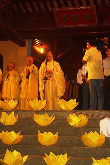 Lễ Thắp sáng 7 hoa sen trên sông Hương