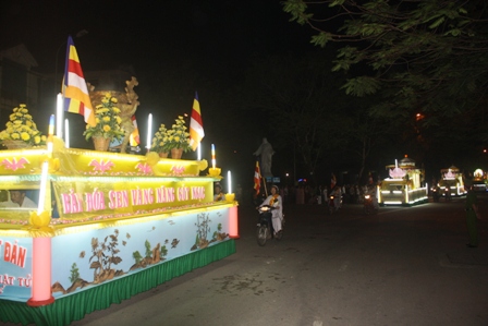 Diễu hành xe hoa: Người Huế đổ ra đường đón mừng đức Phật đản sanh