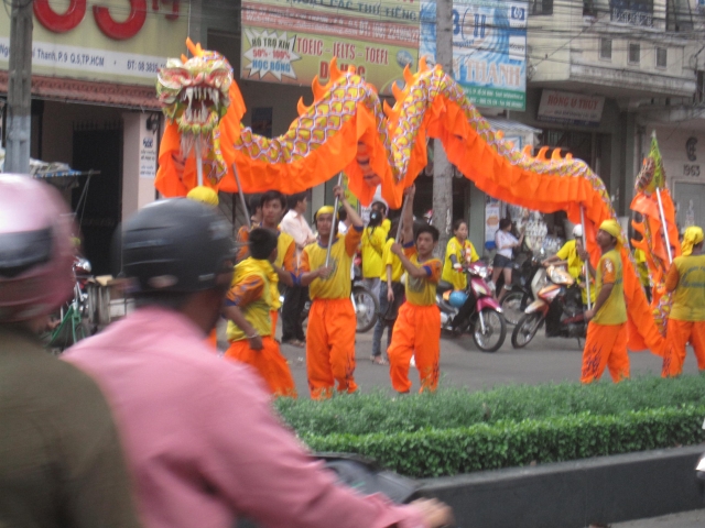 TP.HCM : PG Q.10 Kiệu hoa rước Phật giáng trần