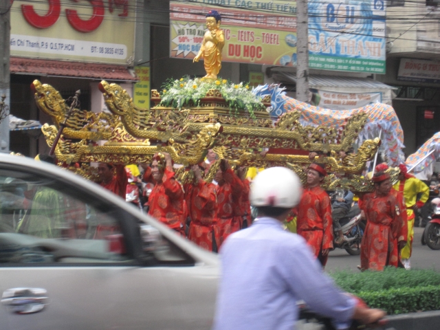 TP.HCM : PG Q.10 Kiệu hoa rước Phật giáng trần