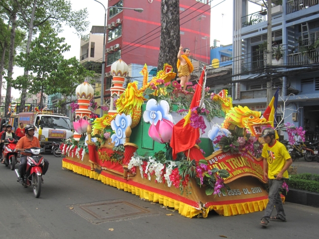 TP.HCM : PG Q.10 Kiệu hoa rước Phật giáng trần