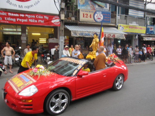 TP.HCM : PG Q.10 Kiệu hoa rước Phật giáng trần