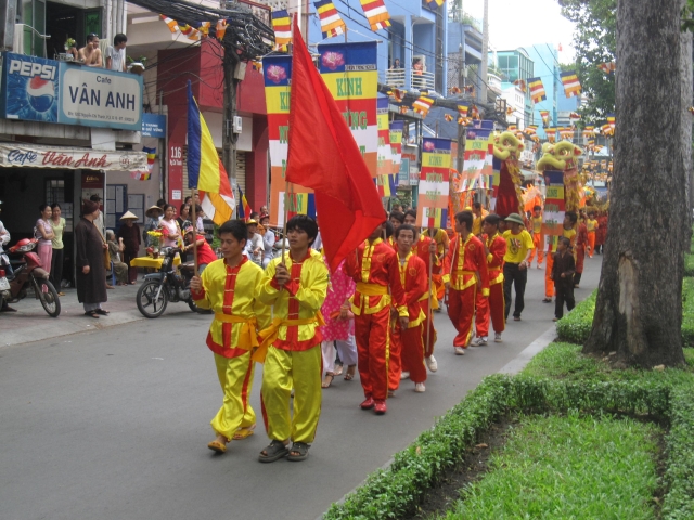 TP.HCM : PG Q.10 Kiệu hoa rước Phật giáng trần