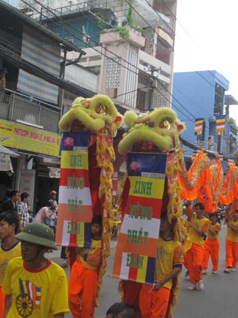 TP.HCM : PG Q.10 Kiệu hoa rước Phật giáng trần