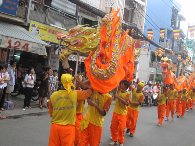 TP.HCM : PG Q.10 Kiệu hoa rước Phật giáng trần