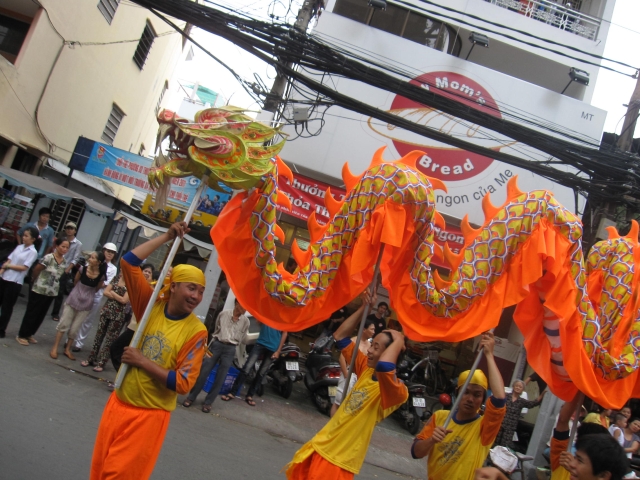 TP.HCM : PG Q.10 Kiệu hoa rước Phật giáng trần