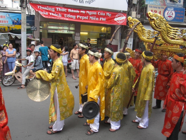 TP.HCM : PG Q.10 Kiệu hoa rước Phật giáng trần