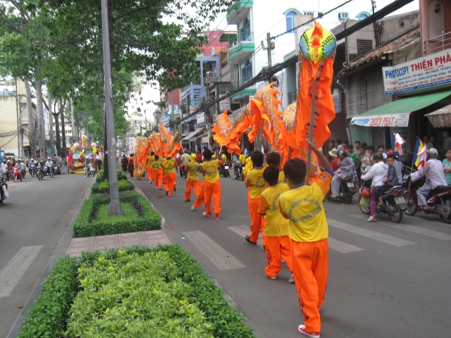 TP.HCM : PG Q.10 Kiệu hoa rước Phật giáng trần