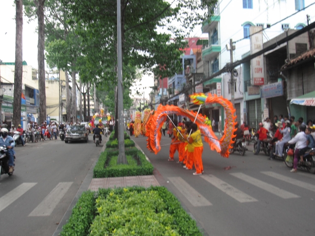 TP.HCM : PG Q.10 Kiệu hoa rước Phật giáng trần