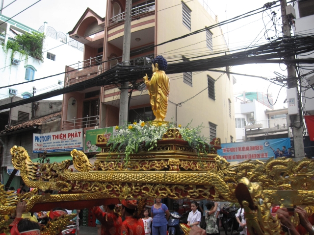 TP.HCM : PG Q.10 Kiệu hoa rước Phật giáng trần