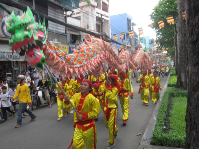 TP.HCM : PG Q.10 Kiệu hoa rước Phật giáng trần