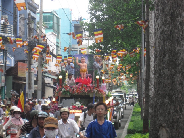 TP.HCM : PG Q.10 Kiệu hoa rước Phật giáng trần