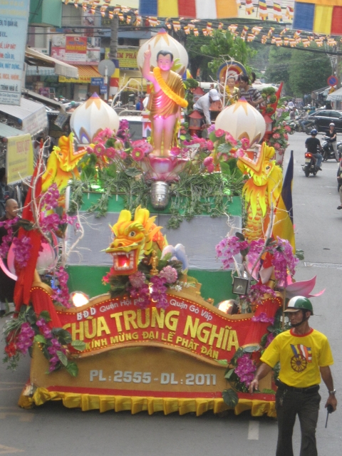 TP.HCM : PG Q.10 Kiệu hoa rước Phật giáng trần