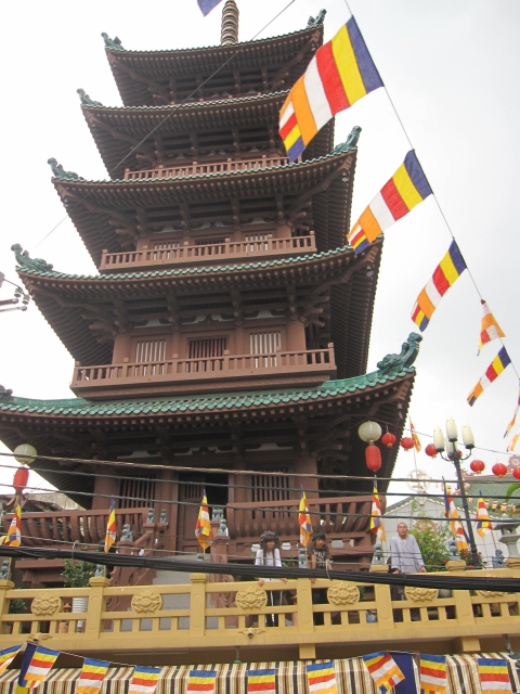 TP.HCM : PG Q.10 Kiệu hoa rước Phật giáng trần