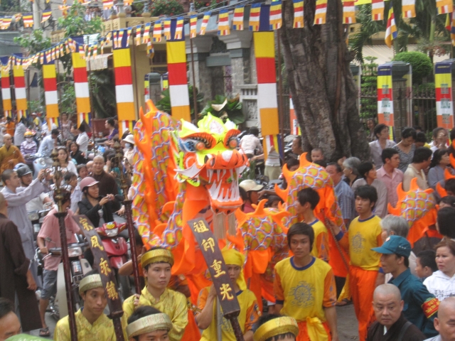 TP.HCM : PG Q.10 Kiệu hoa rước Phật giáng trần