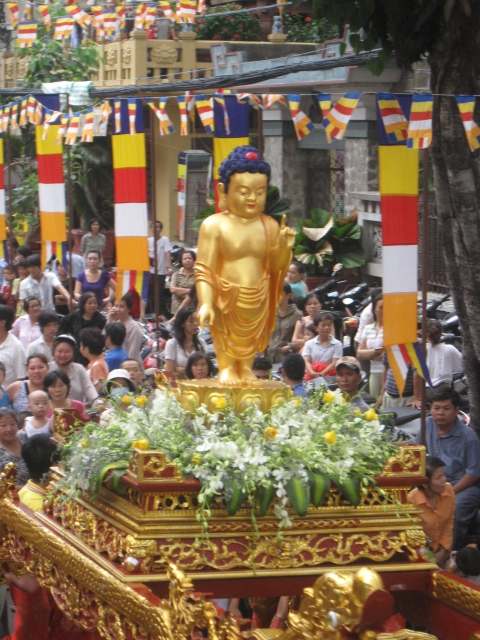 TP.HCM : PG Q.10 Kiệu hoa rước Phật giáng trần