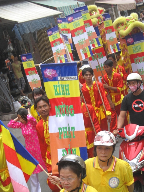 TP.HCM : PG Q.10 Kiệu hoa rước Phật giáng trần