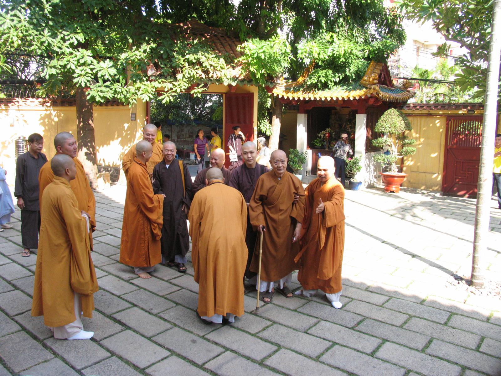 Chùa Viên Giác trang nghiêm cử hành Đại Lễ Cổ Phật khất thực