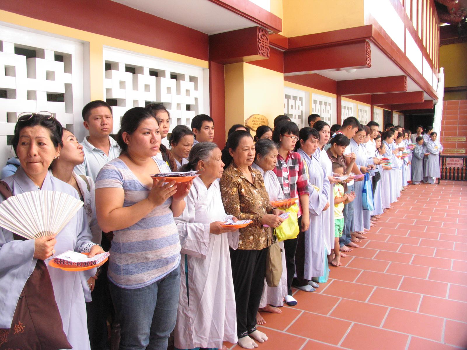 Chùa Viên Giác trang nghiêm cử hành Đại Lễ Cổ Phật khất thực