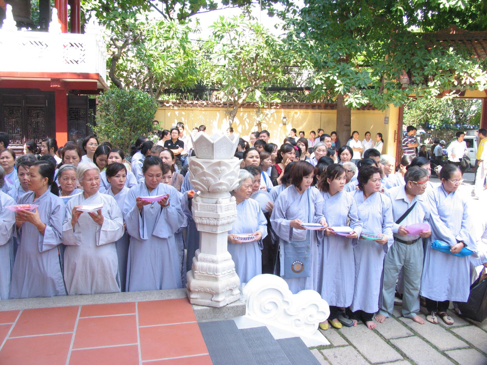 Chùa Viên Giác trang nghiêm cử hành Đại Lễ Cổ Phật khất thực