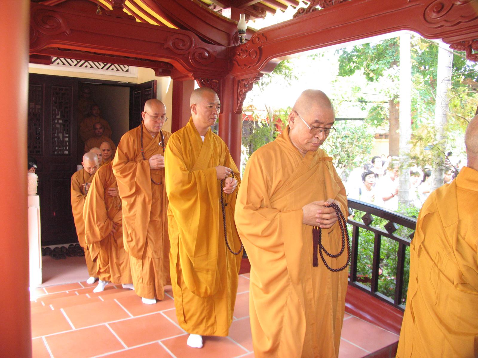 Chùa Viên Giác trang nghiêm cử hành Đại Lễ Cổ Phật khất thực