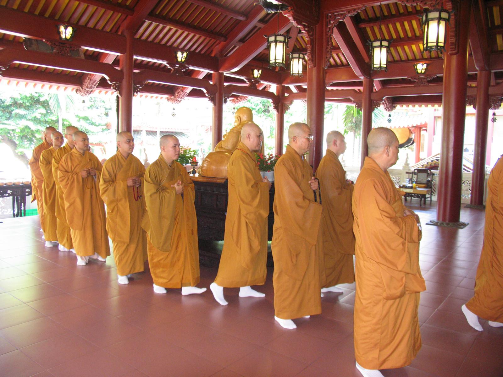 Chùa Viên Giác trang nghiêm cử hành Đại Lễ Cổ Phật khất thực