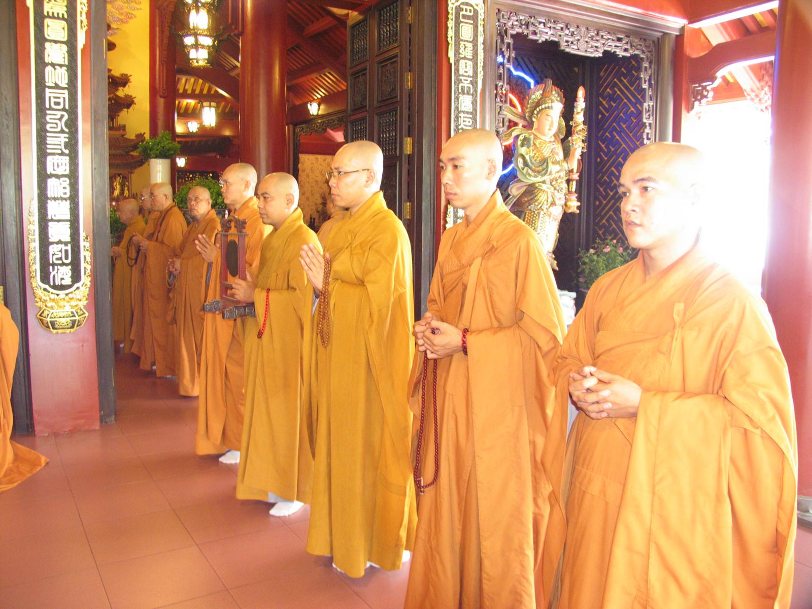 Chùa Viên Giác trang nghiêm cử hành Đại Lễ Cổ Phật khất thực