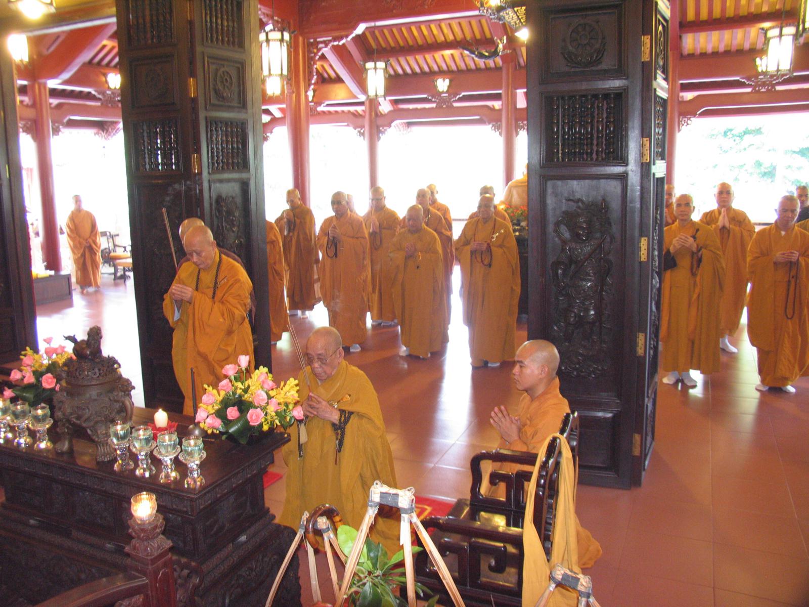 Chùa Viên Giác trang nghiêm cử hành Đại Lễ Cổ Phật khất thực