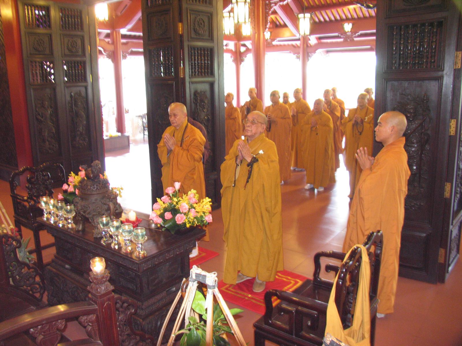 Chùa Viên Giác trang nghiêm cử hành Đại Lễ Cổ Phật khất thực