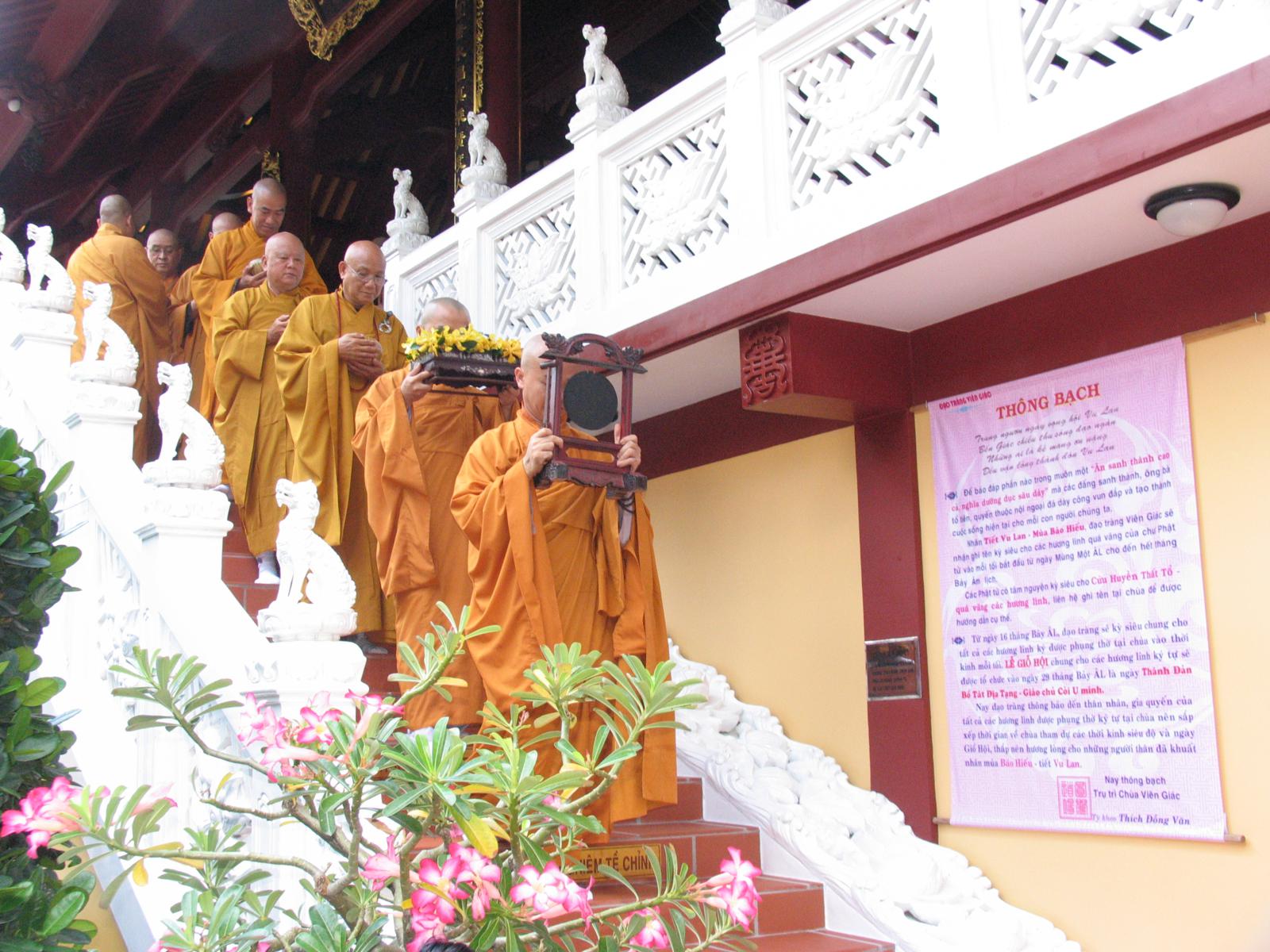 Chùa Viên Giác trang nghiêm cử hành Đại Lễ Cổ Phật khất thực