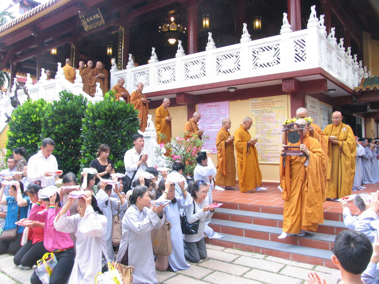 Chùa Viên Giác trang nghiêm cử hành Đại Lễ Cổ Phật khất thực